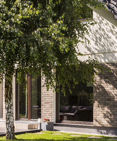 Maison rénovée dans un jardin ensoleillé