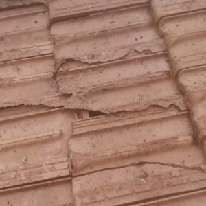 tuiles poreuses et rugueuses