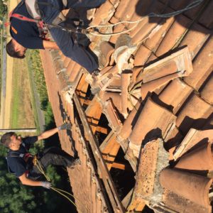 Equipe MaisonSûr en train d'intervenir sur le toit d'une maison