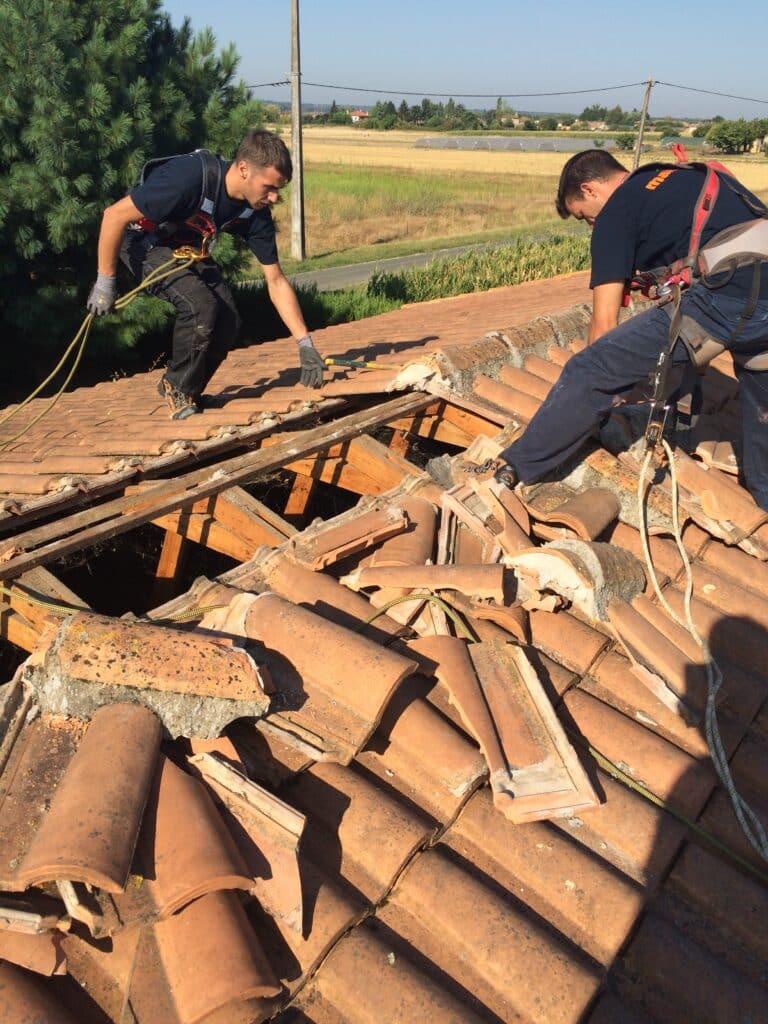 Réparation du toit de la maison