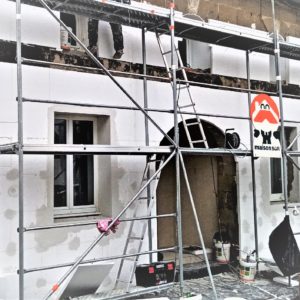 Ravalement de façade en cours - la maison de Monteil