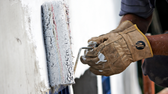 Comment traiter des murs extérieurs humides ? [Aperçu des méthodes]