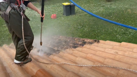 Demoussage d'un toit a l'aide d'un nettoyeur haute pression