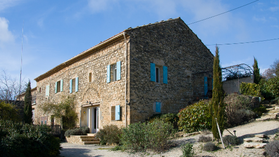 Un mas provencal avec ses murs en pierre naturelle