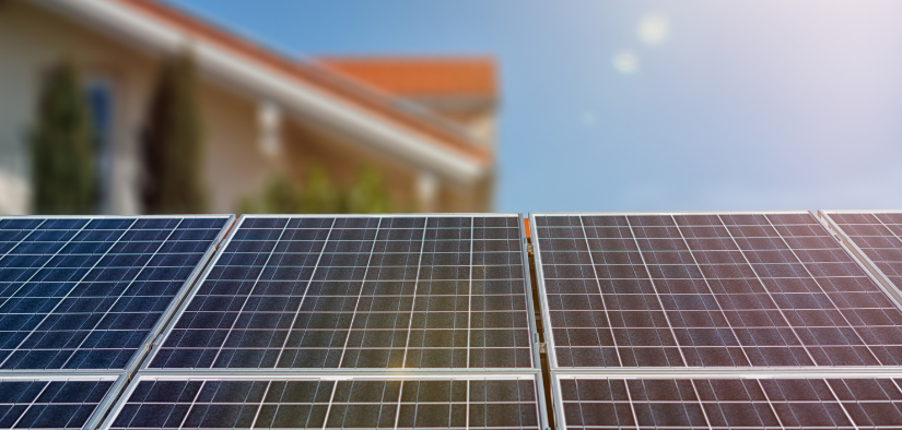 Panneaux solaires photovoltaiques installes sur le toit d'une maison