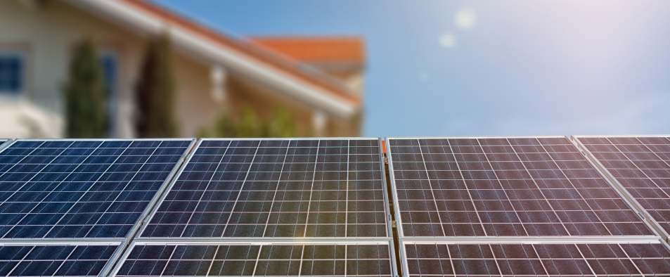 Panneaux solaires photovoltaiques installes sur le toit d'une maison