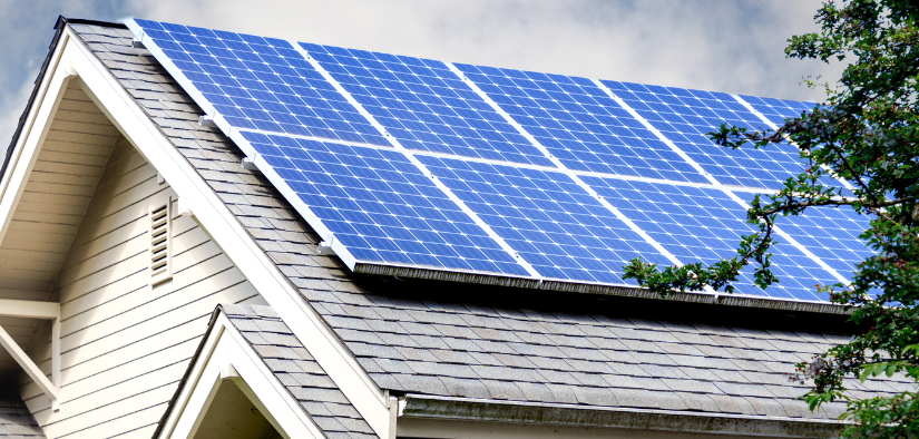 Une installation solaire sur le toit d'une habitation