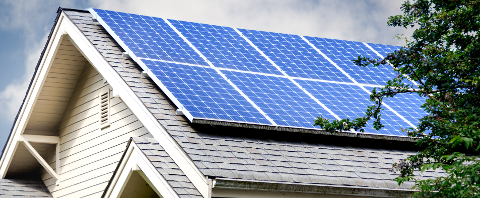 Une installation solaire sur le toit d'une habitation