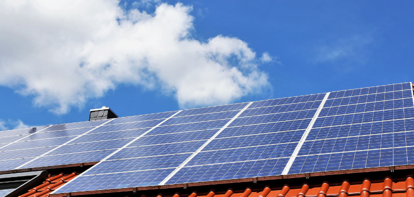 Panneaux solaires photovoltaiques sur le toit d'une maison
