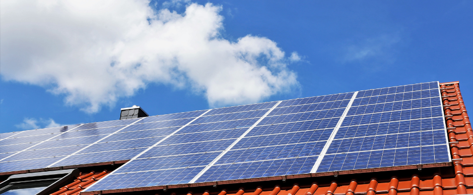 Panneaux solaires photovoltaiques sur le toit d'une maison
