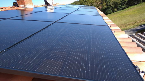 panneaux solaires photovoltaiques installes sur une toiture
