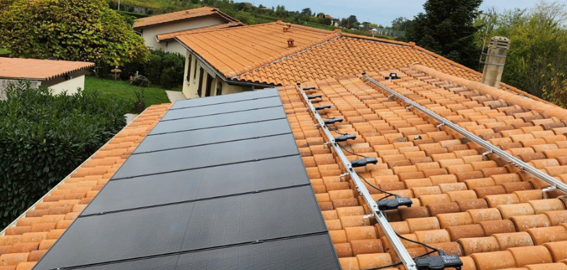 panneaux photovoltaiques et micro-onduleurs solaires en cours d'installation