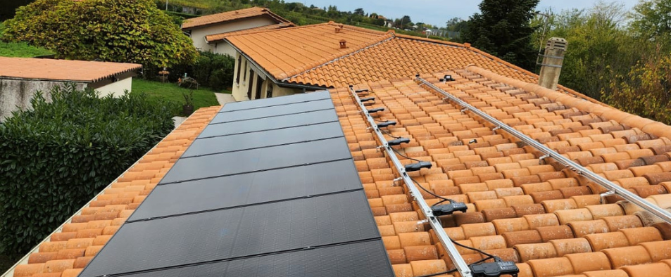 panneaux photovoltaiques et micro-onduleurs solaires en cours d'installation