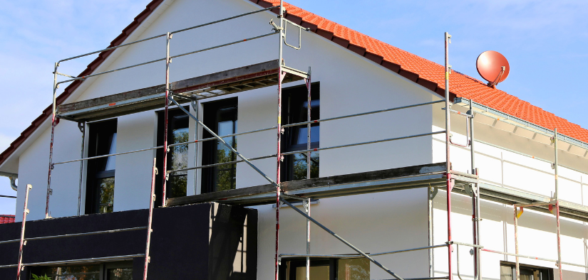 Ravalement de facade en cours sur une maison