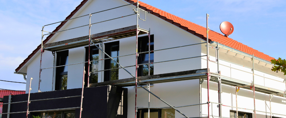 Ravalement de facade en cours sur une maison