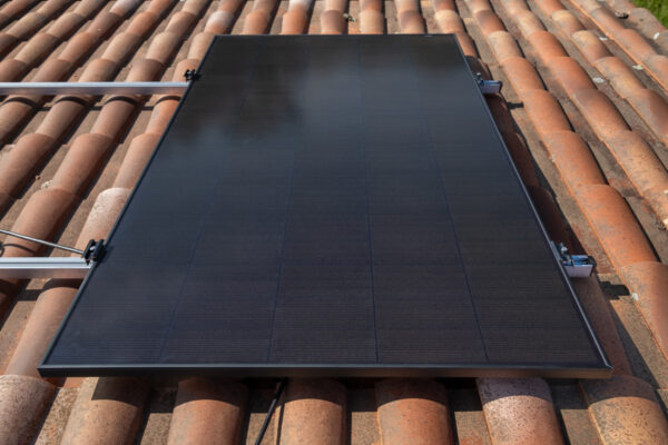 Installer les panneaux solaires sur un toit - étape 3
