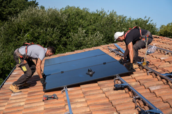 Installer les panneaux solaires sur un toit - étape 2