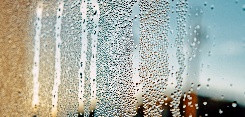 Gouttes de condensation sur une vitre donnant sur l exterieur