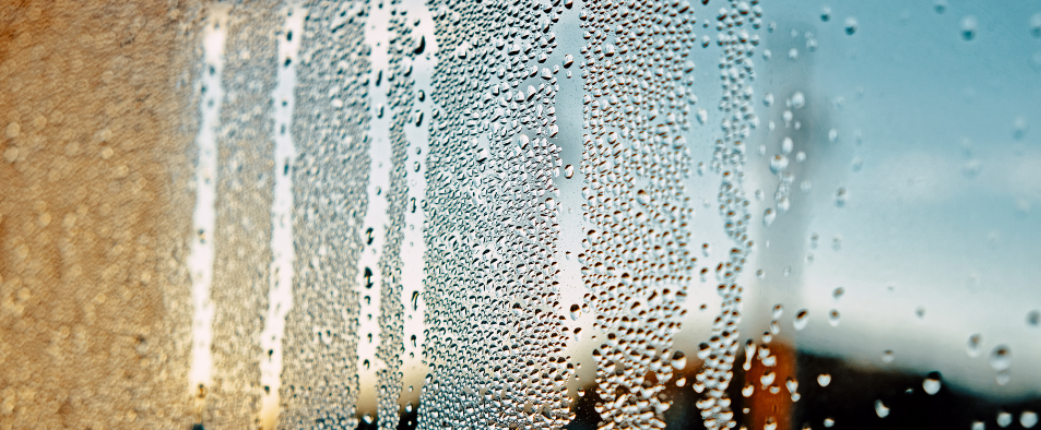 Gouttes de condensation sur une vitre donnant sur l exterieur