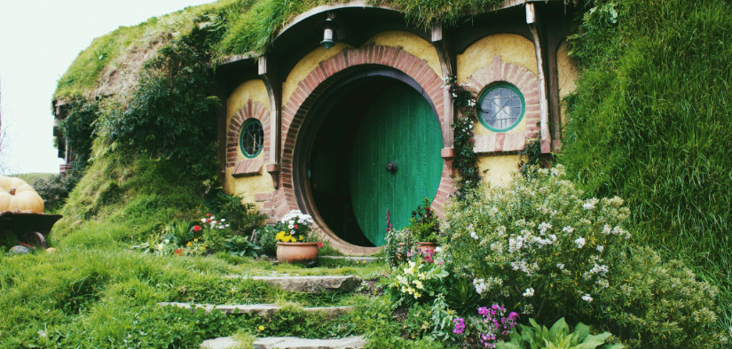 Une maison semi enterree avec une porte ronde