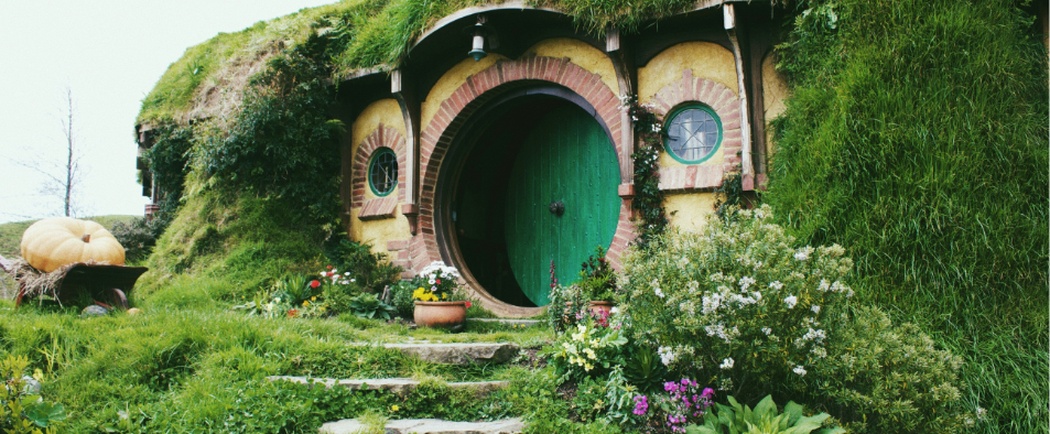 Une maison semi enterree avec une porte ronde