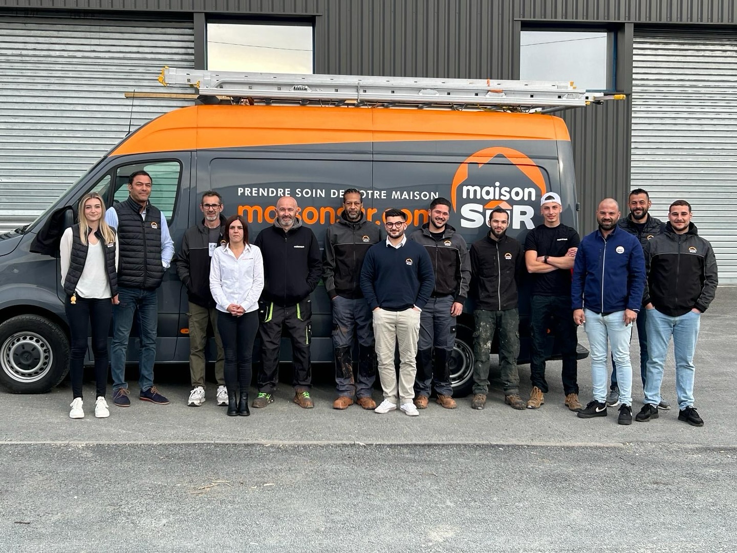 equipe maison sur devant  un camion maison sur