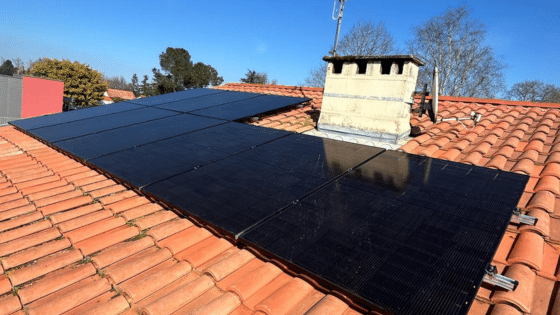Petite installation solaire sur la toiture d une maison individuelle