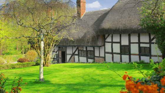 Une chaumiere avec des murs a colombages