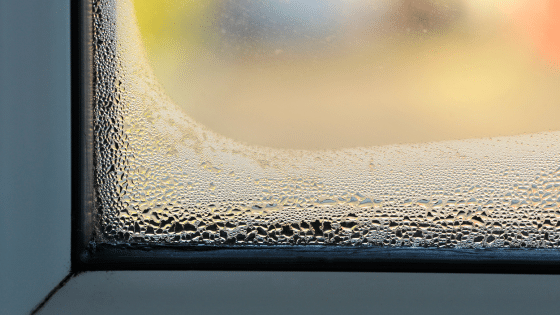 gouttelettes de condensation sur une vitre