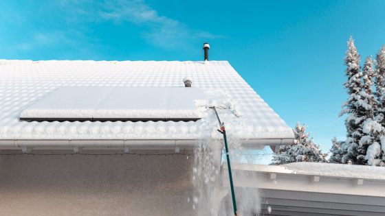 Enlever la neige des panneaux solaires avec un balai telescopique