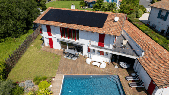 Une grande installation solaire photovoltaique pour une maison avec piscine