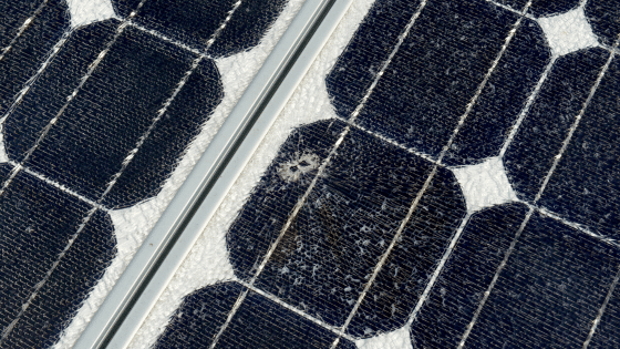 Un impact de grelon a la surface de la vitre d un panneau photovoltaique