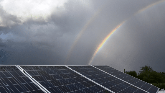 Des panneaux solaires sous un ciel tres sombre