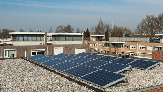 Des panneaux solaires sur un toit plat legerement inclines