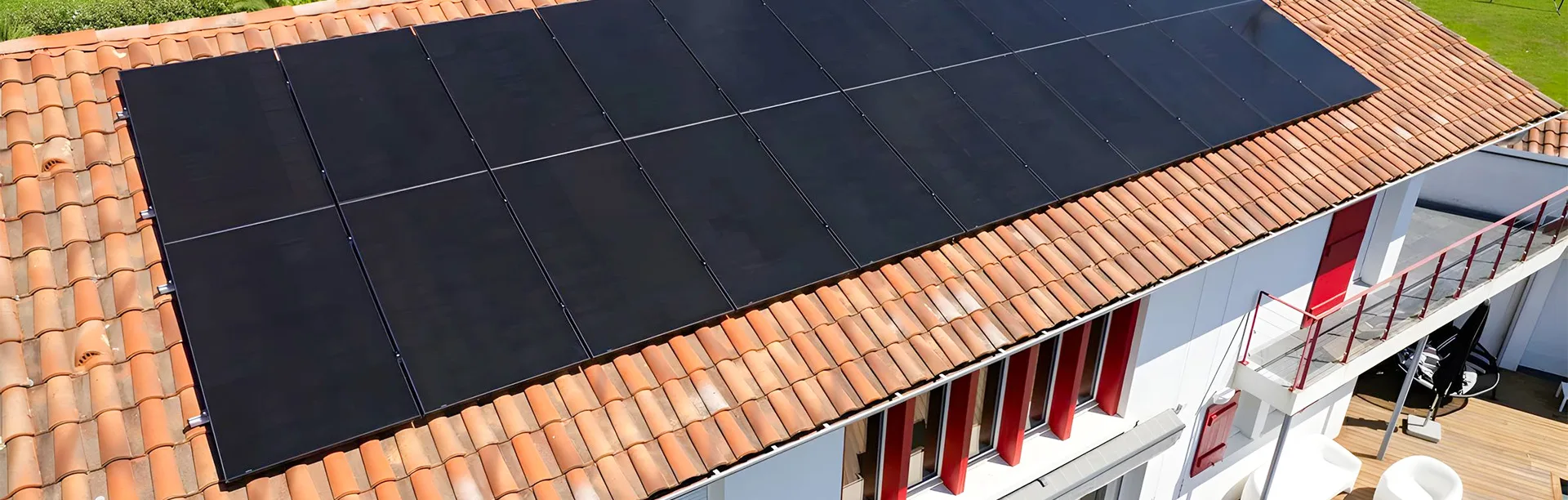 installation panneaux solaires maisonsur sur un toit d'un client
