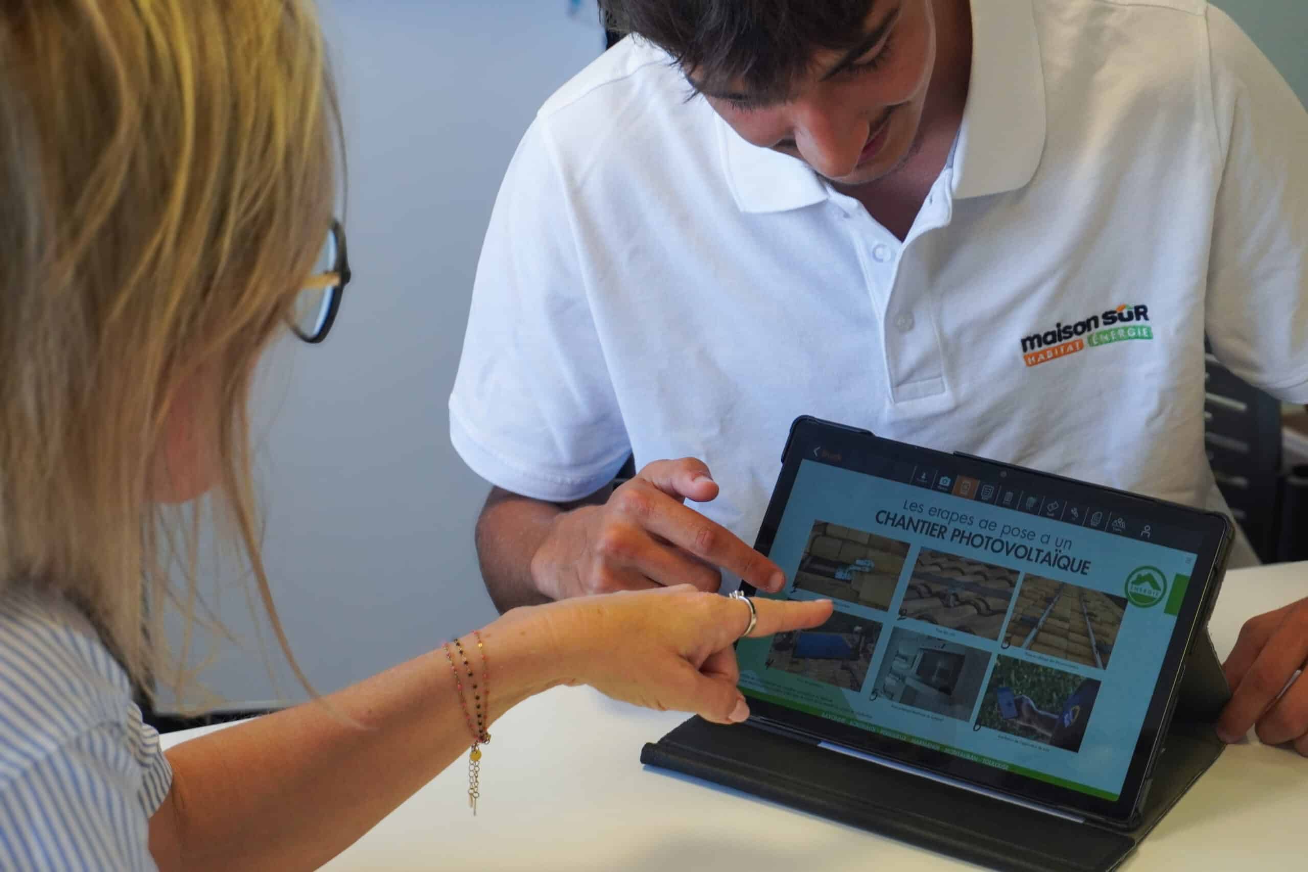 Un agent de maison presente un diagnostic à des clients