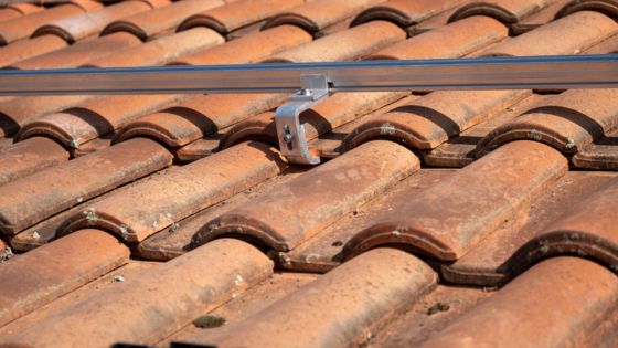 Fixation des rails sur un toit en tuiles pour installer des panneaux solaires