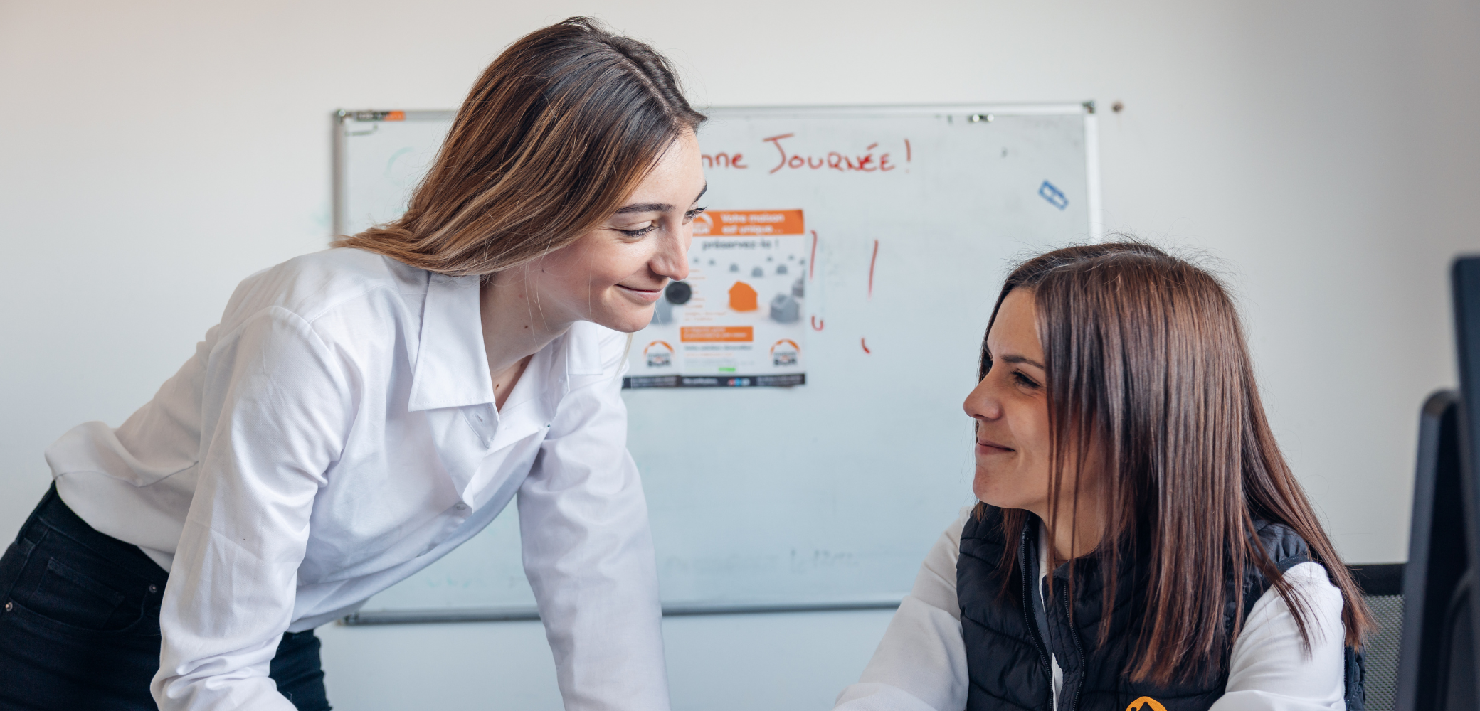 Collaboratrices de l’agence MaisonSûr illustrant la mixité et l’expertise féminine dans les métiers de la rénovation.